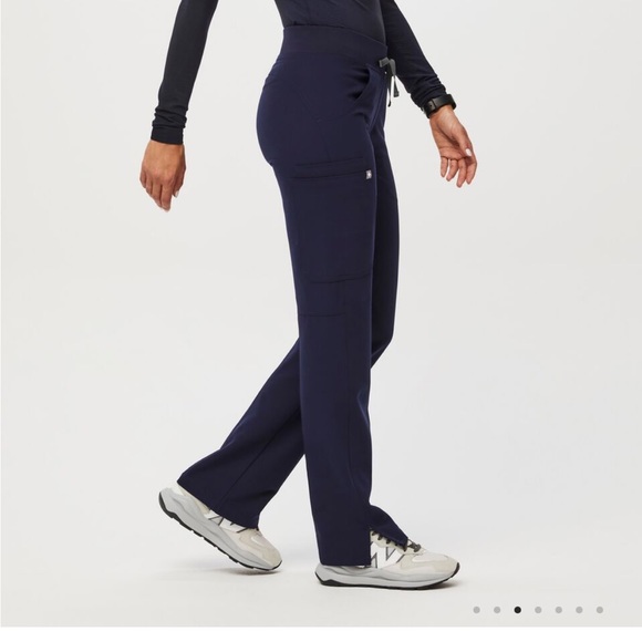 NIP Figs Petite Kade Cargo Scrub Pant - Picture 2 of 4